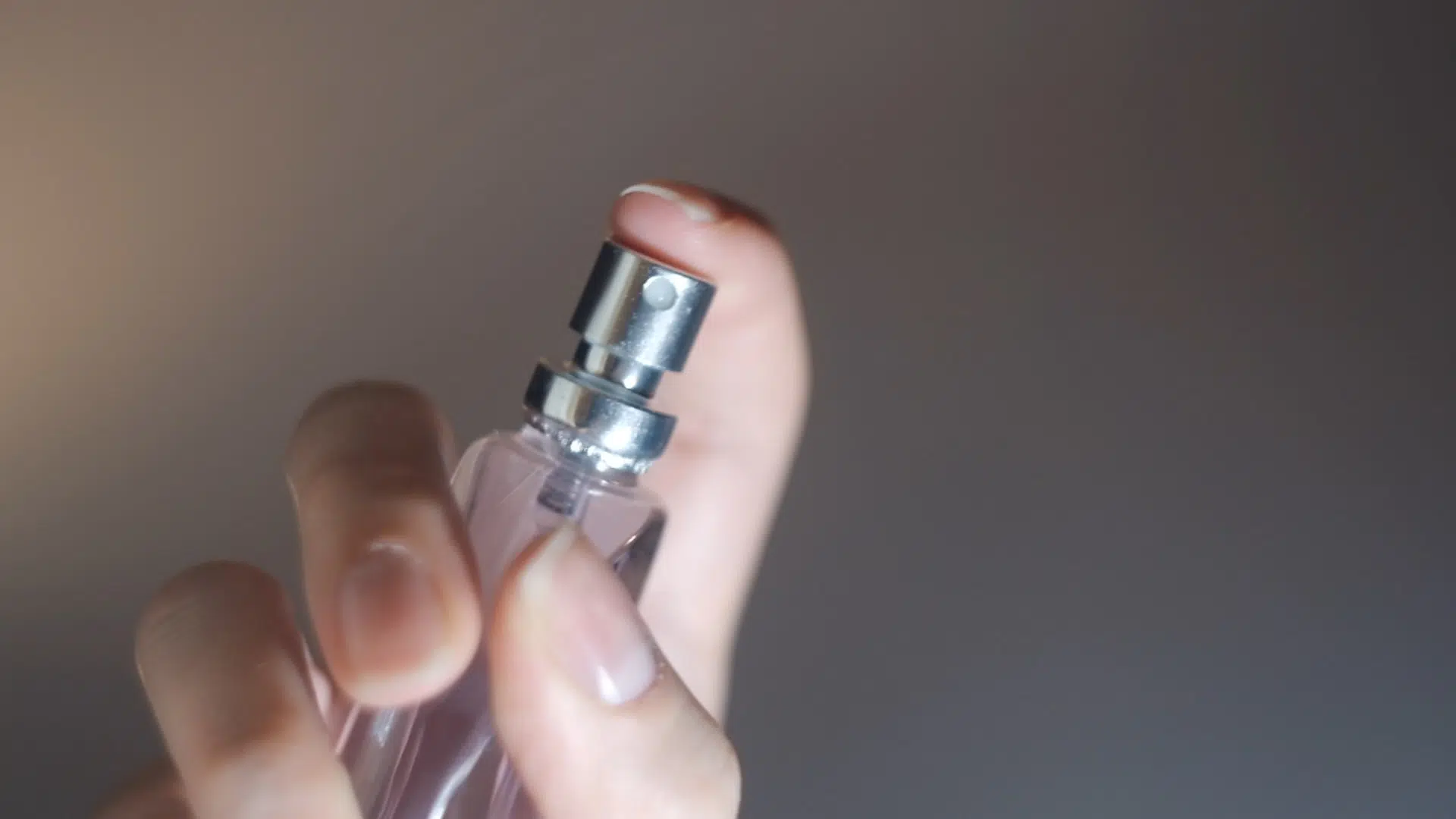 Parfum selber herzustellen kann oft eine gute Alternative zu gekauften Duftnoten sein. Foto: MediaWhale via Twenty20